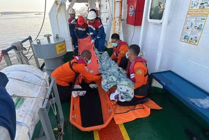 Evakuasi Korban Kapal Virgo Transport 8