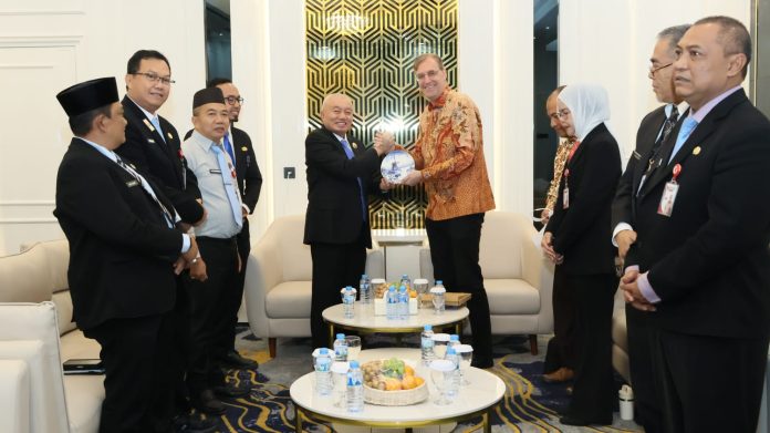 Gubernur Muhidin
